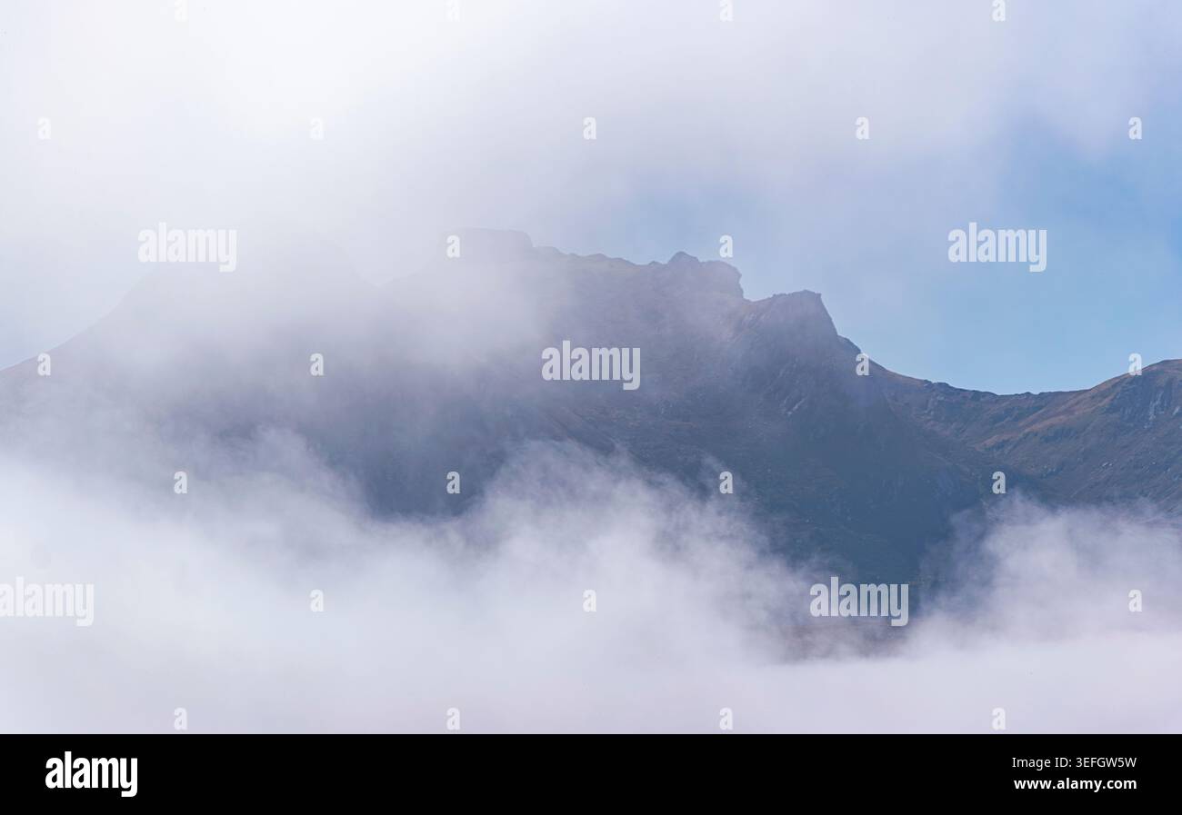 Tongue Village Kyle di Tongue Scotland una fitta nebbia bianca dal mare che copre la montagna Ben Loyal Foto Stock