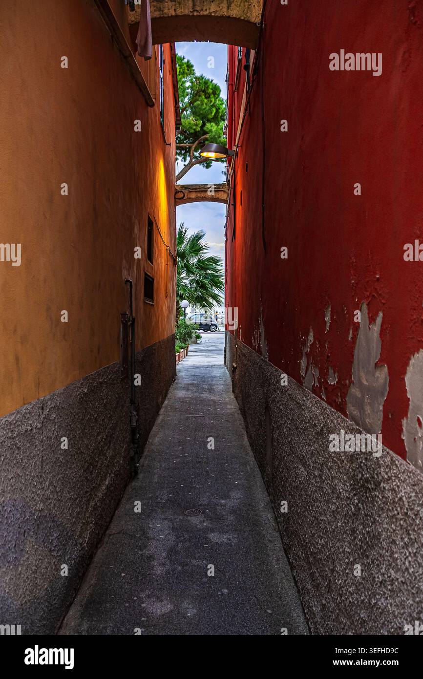 Un vicolo a Laigueglia conduce al mare Foto Stock