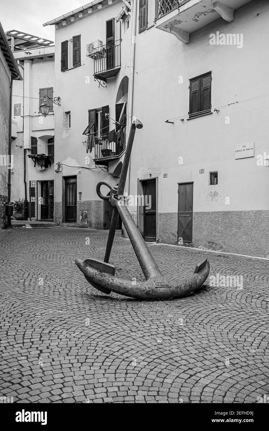 Un'ancora in mostra in un quadrato a Imperia Foto Stock