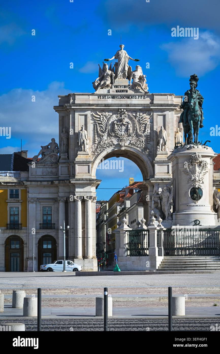 Elegante fotografia architettonica dell'iconico Arco da Rua Augusta a Lisbona, Portogallo, con sculture classiche e intricate incisioni in pietra, Foto Stock