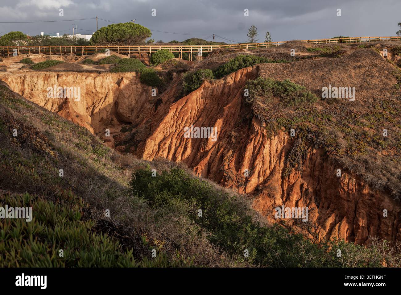 Paesaggio costiero con burrone nella regione dell'Algarve a Lagos, Portogallo meridionale. Foto Stock