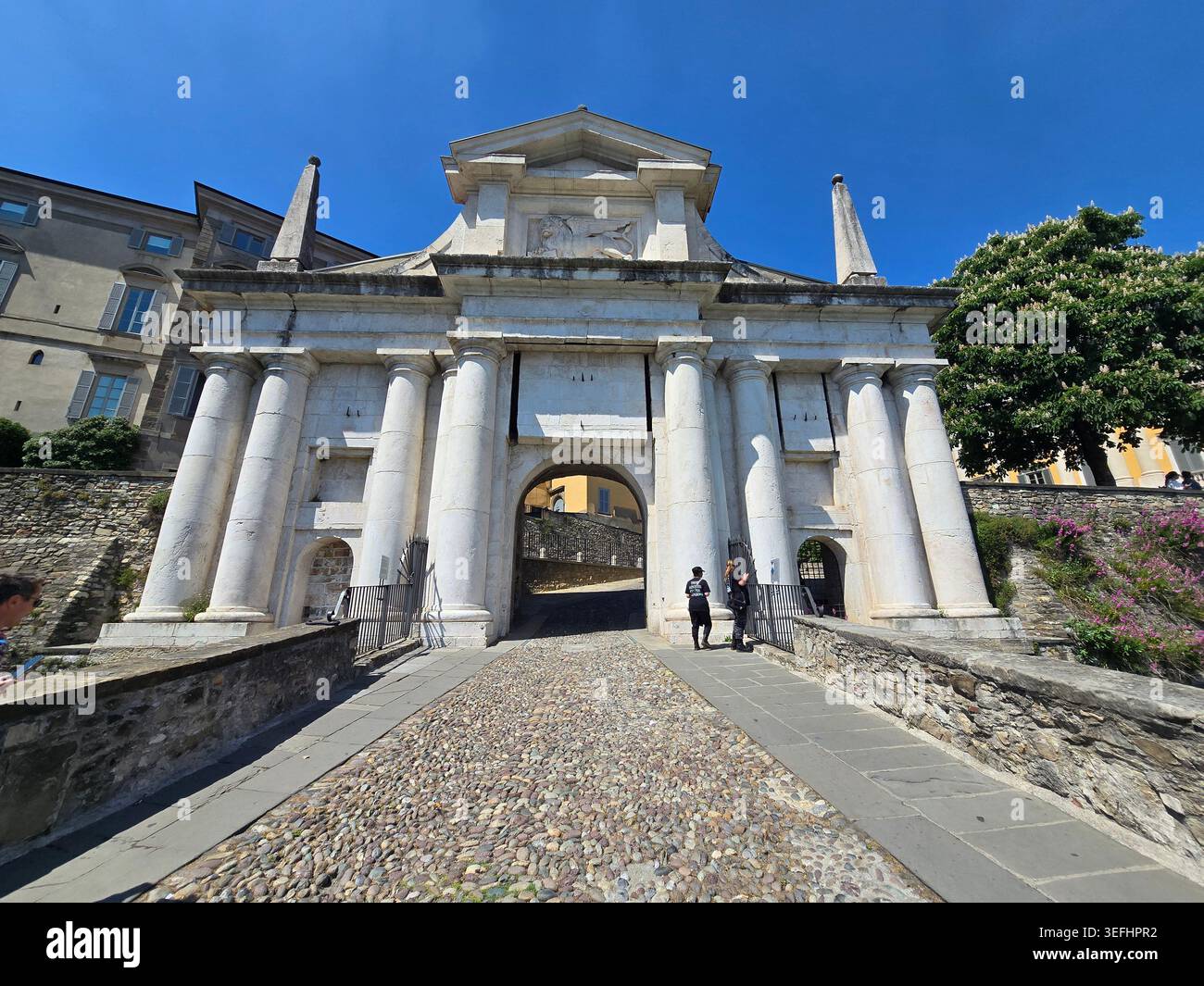 Porta San Giacomo, la porta veneziana in marmo bianco del XVI secolo a Bergamo alta, patrimonio dell'umanità dell'UNESCO, Lombardia, Italia - Immagine stock catturata con smartphone