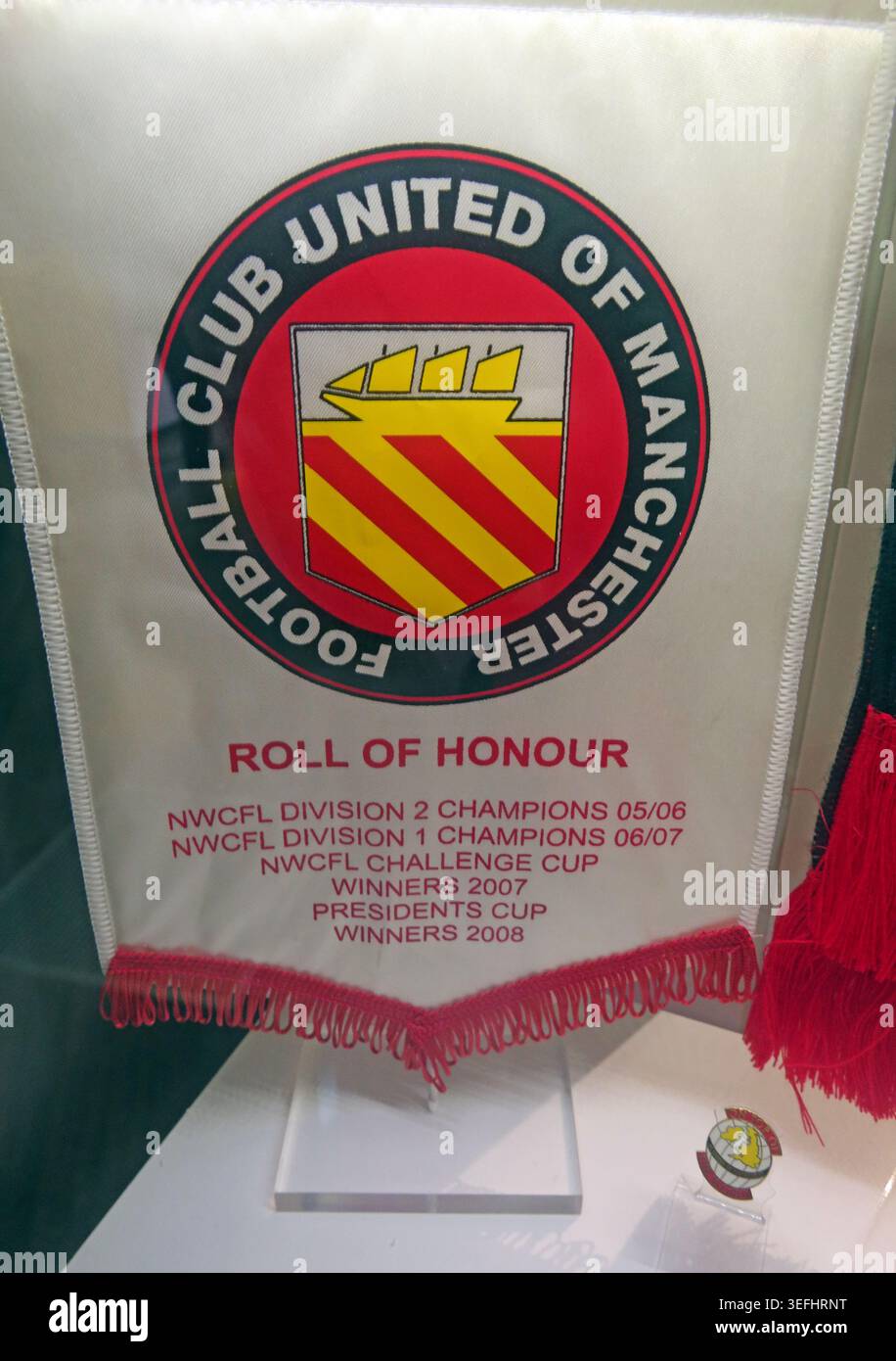 Pennone commemorativo del F.C. United of Manchester che celebra la squadra di calcio fondata nel 2005, Inghilterra, Regno Unito. Foto Stock