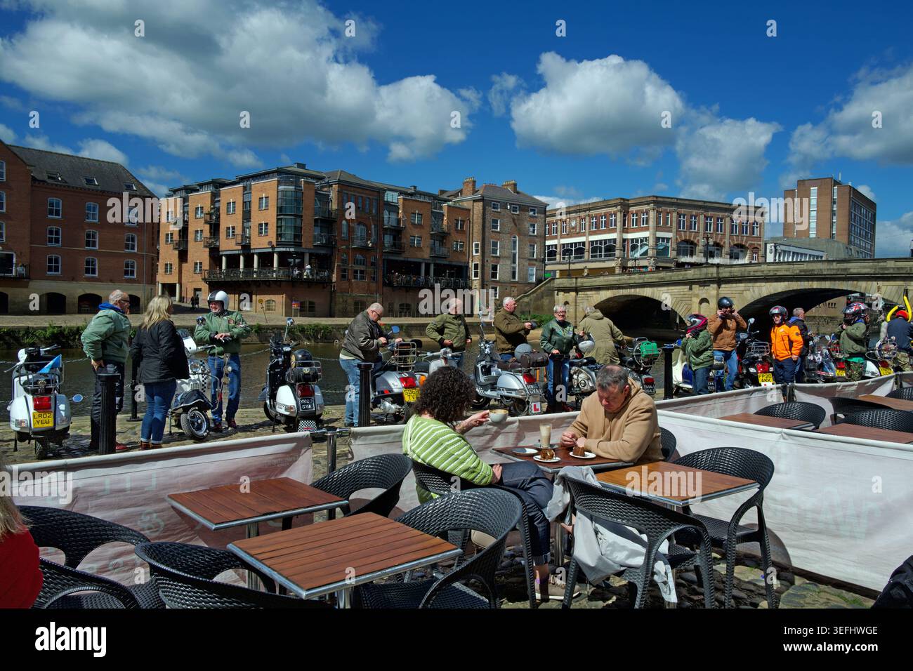 Gli scooter parcheggiavano sul lato del fiume Ouse a York, in Inghilterra, sulla storica banchina King's Staith. Includono sia Vespa che Lambretta Scooter. Foto Stock