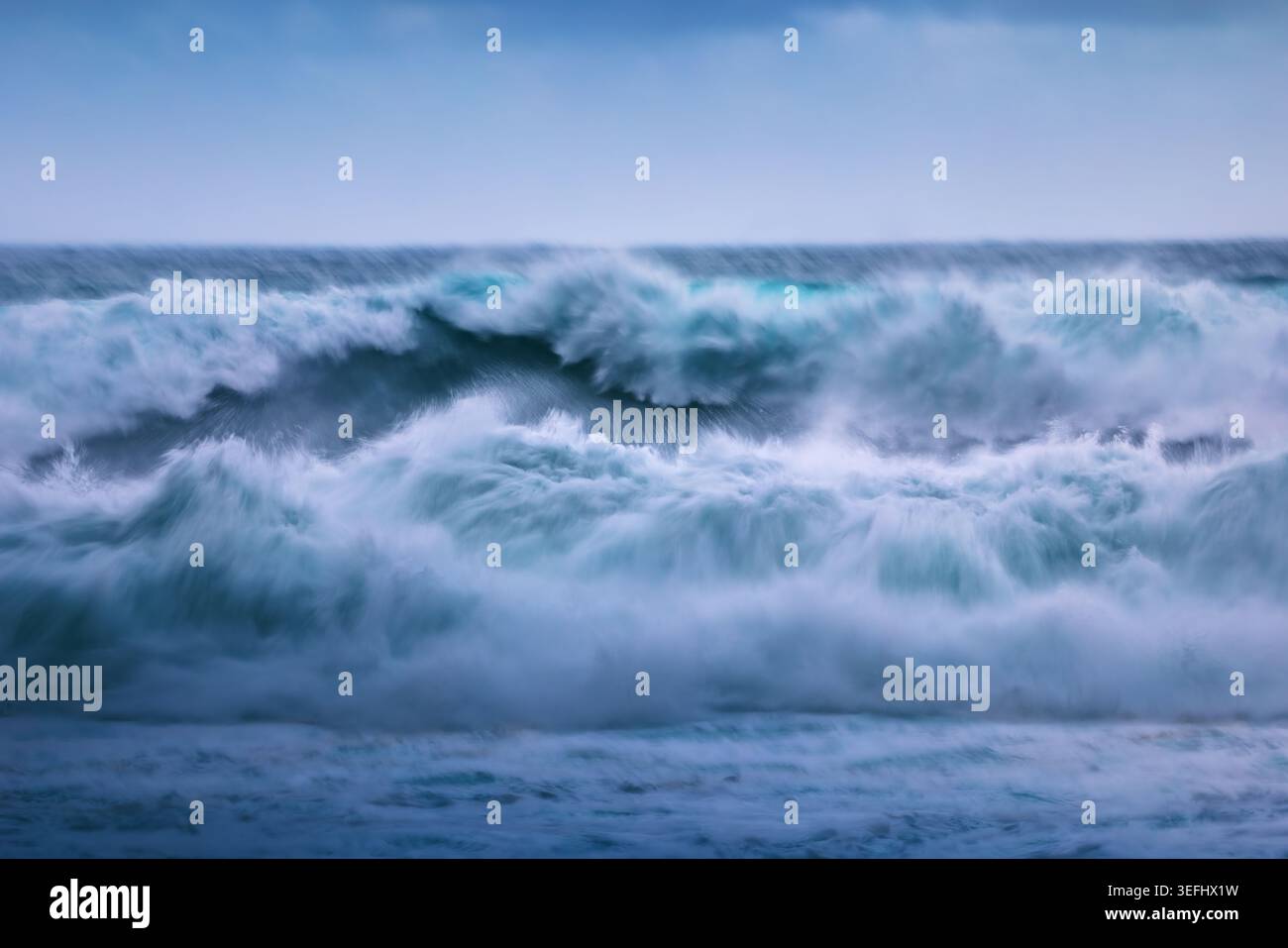 Esposizione lunga astratta di onde oceaniche che si schiantano con Motion Blur Foto Stock