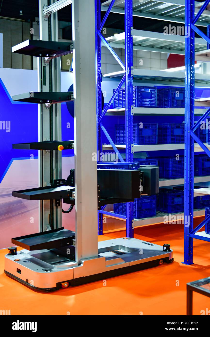 Sistema di casse di sollevamento con robot mobile autonomo in un centro logistico intelligente Foto Stock