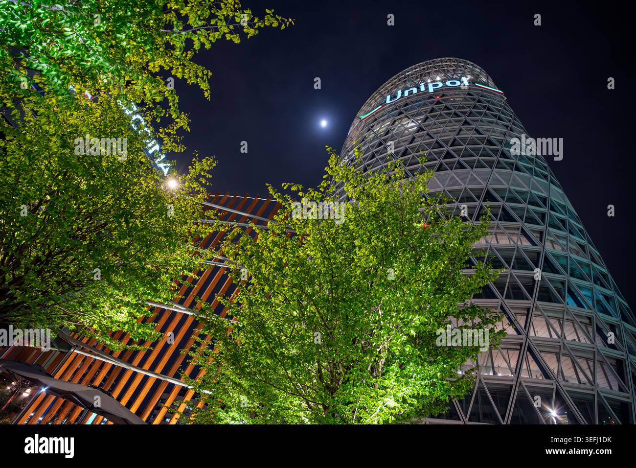 Una foto notturna dall'angolazione bassa dell'iconica Torre Unipol nel quartiere di porta nuova a Milano. Il grattacielo presenta una particolare diagriglia Foto Stock