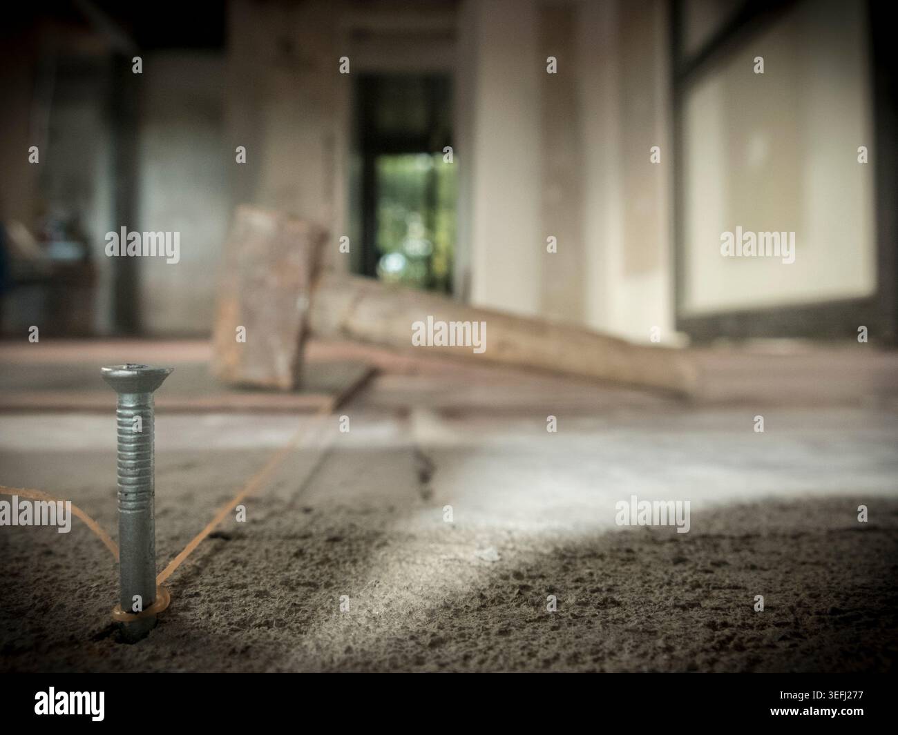Avvitare circondato da un filo vicino a un martello Foto Stock