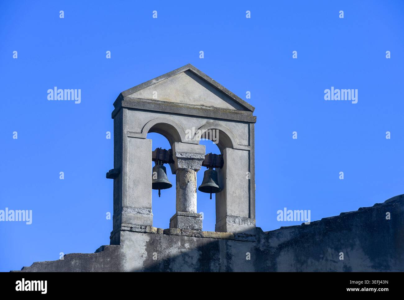 Corfù, Isola Ionica, Grecia - settembre - 29 - 2024 - Vecchio campanile della chiesa cristiana ortodossa. Foto Stock