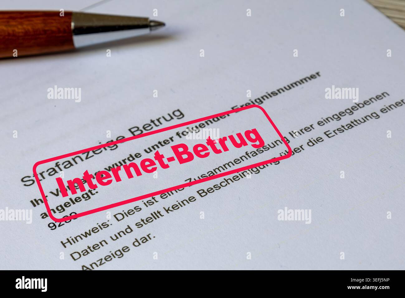 (Montaggio fotografico) denuncia penale online riguardante una pagina Facebook violata con un timbro simbolico inserito digitalmente Foto Stock