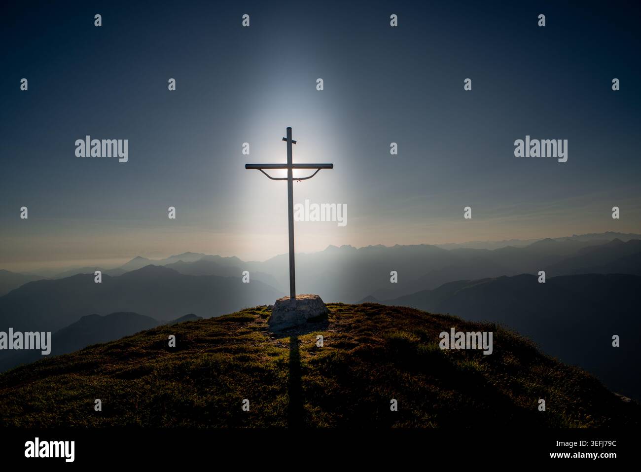 Croce posta sulla cima della montagna Foto Stock