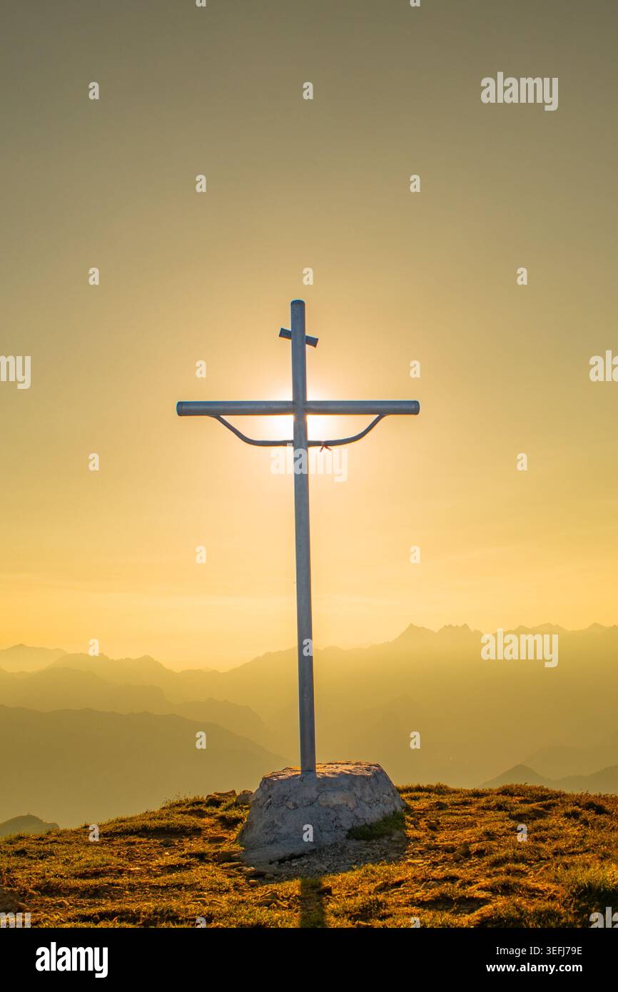 Croce posta sulla cima della montagna Foto Stock