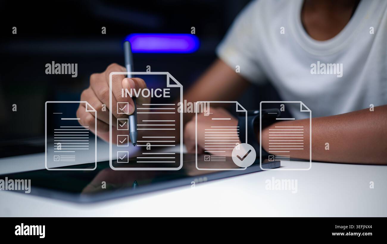 Persona che utilizza un tablet digitale per la gestione delle fatture elettroniche e per controllare i documenti di fatturazione. Professionista aziendale che lavora sulla contabilità online. Cartine Foto Stock