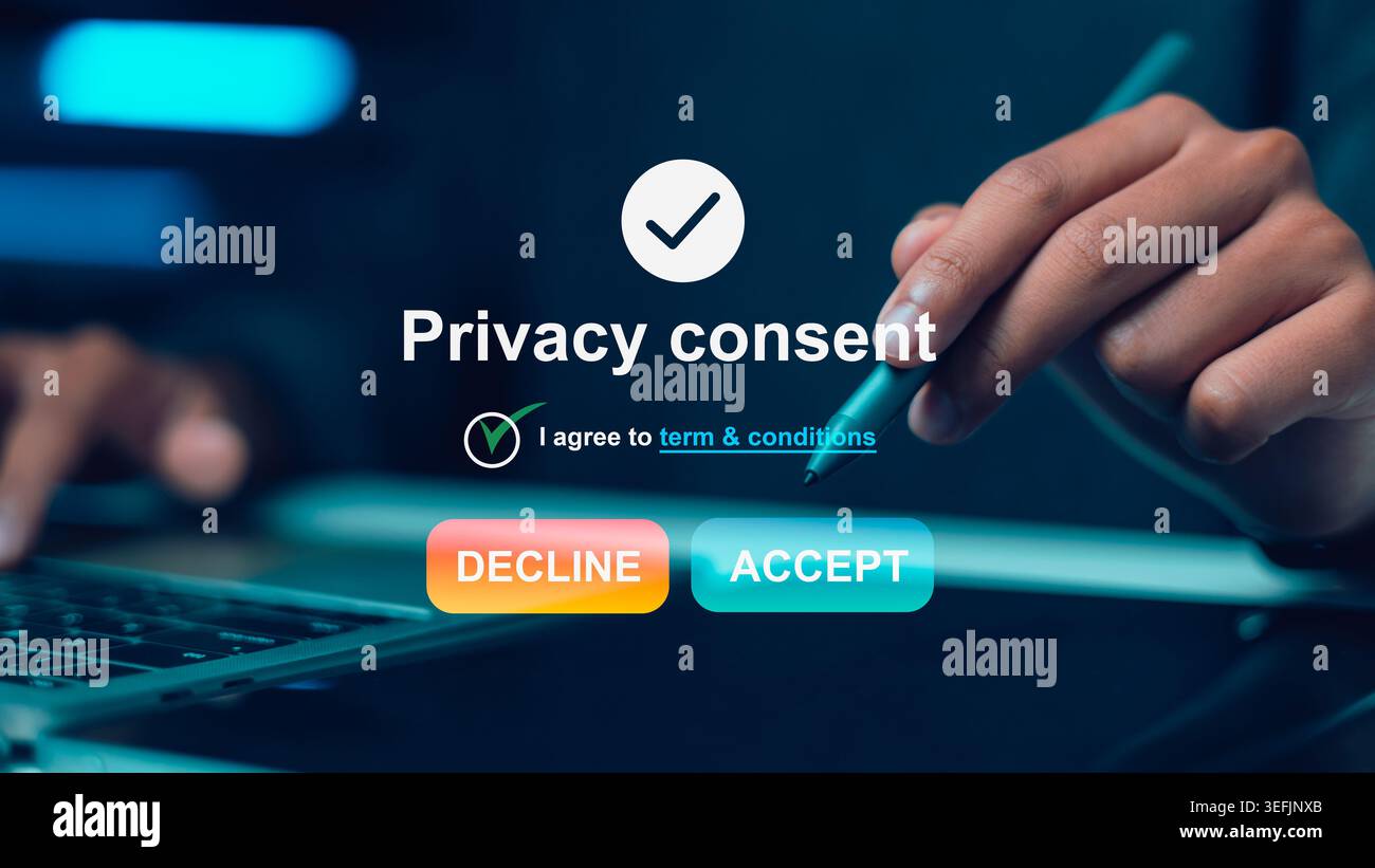 Utilizzare lo stilo sul tablet per accettare il consenso alla privacy e i termini. Concetto aziendale per la protezione dei dati, la conformità al GDPR e la sicurezza informatica nel digitale Foto Stock