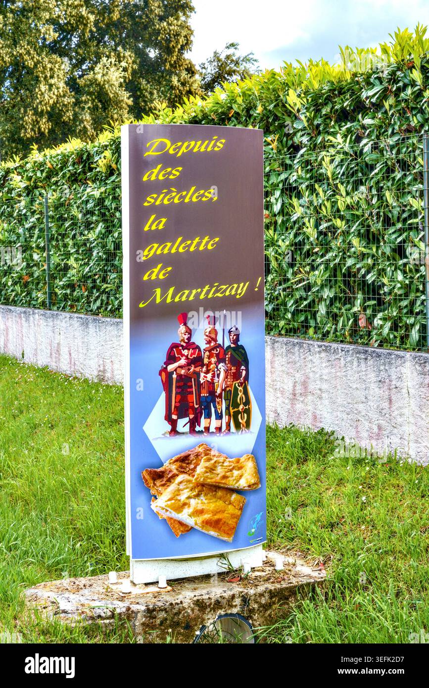 Cartello pubblicitario (all'ingresso della città) che descrive lo spuntino tradizionale della "pasticceria ripiena" galette - Martizay, Indre (36), Francia. Foto Stock