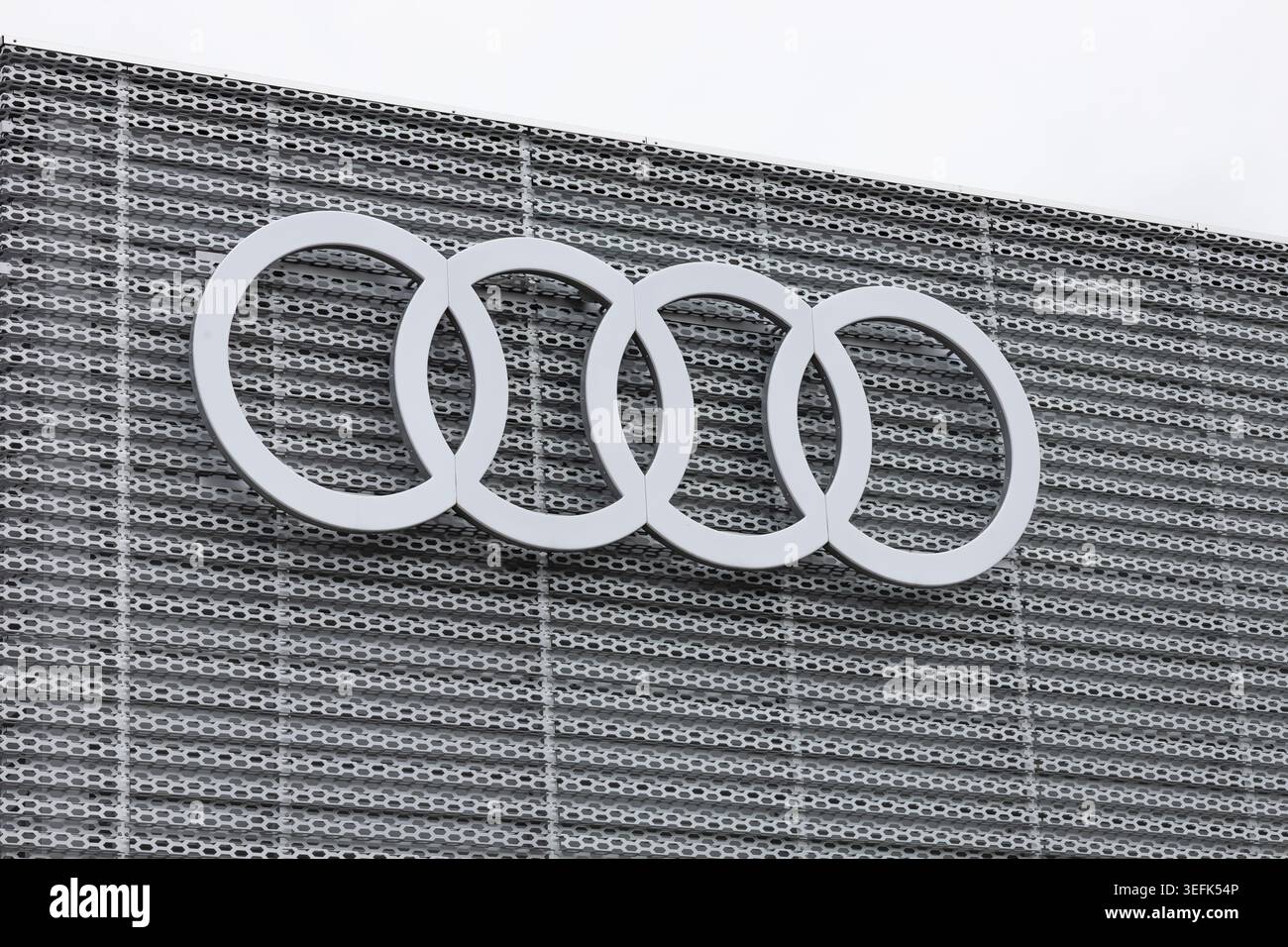 Logo aziendale Audi all'esterno di un moderno edificio di concessionaria. Londra, Regno Unito, 3 luglio 2024 Foto Stock