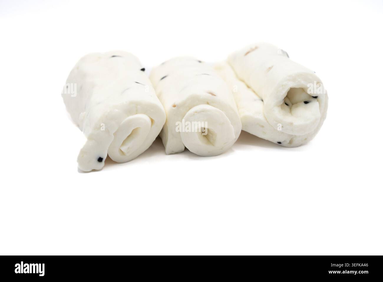 Formaggio bianco arrotolato fresco isolato su fondo bianco. Fotografia minima di latticini per mangiare sano, spuntini gourmet e cucina tradizionale conc Foto Stock
