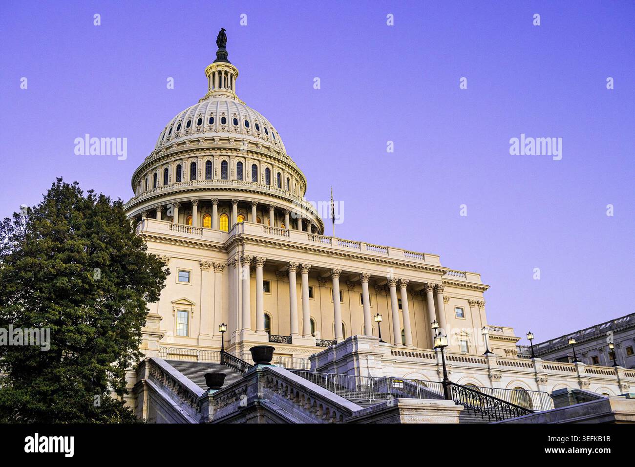 Campidoglio degli Stati Uniti a Washington, DC, al crepuscolo, sotto un cielo viola, vista ad angolo basso, politica e governo negli Stati Uniti Foto Stock