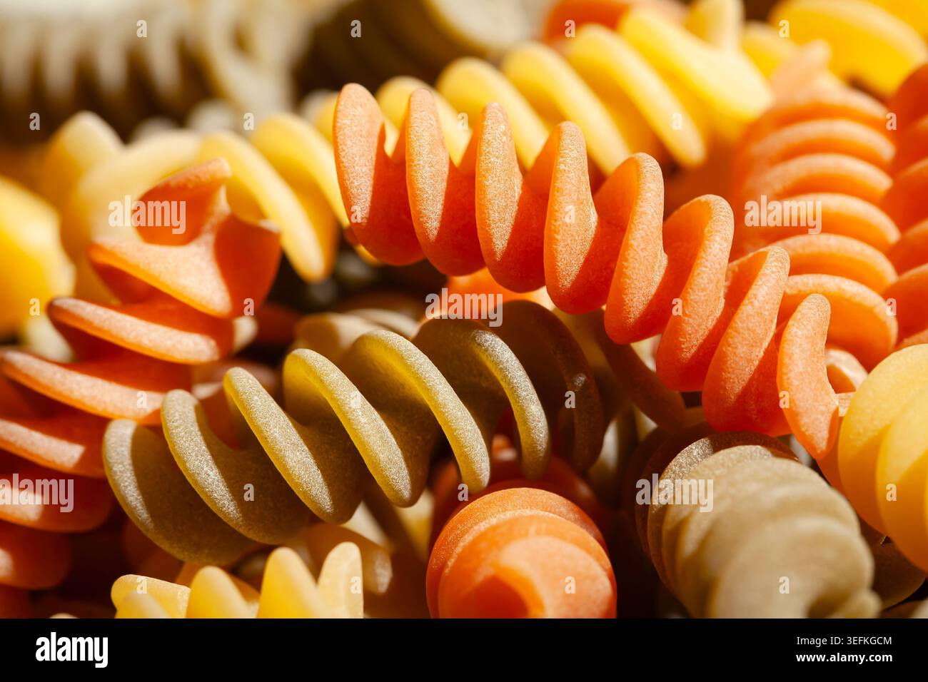 primo piano dei dettagli macro della pasta tricolore Foto Stock