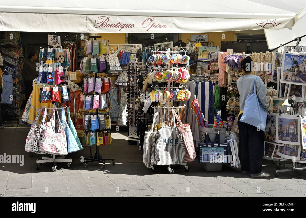 Negozio di articoli da regalo e souvenir nella zona turistica della città vecchia, Nizza Francia Foto Stock