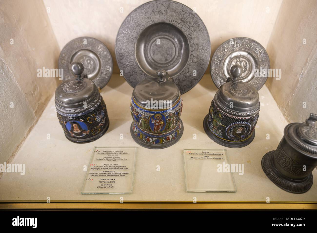Apostolo tedesco del XVII secolo in gres Kreussen stein tankard con coperchio in peltro, Château du Clos Lucé ad Amboise, Francia Foto Stock
