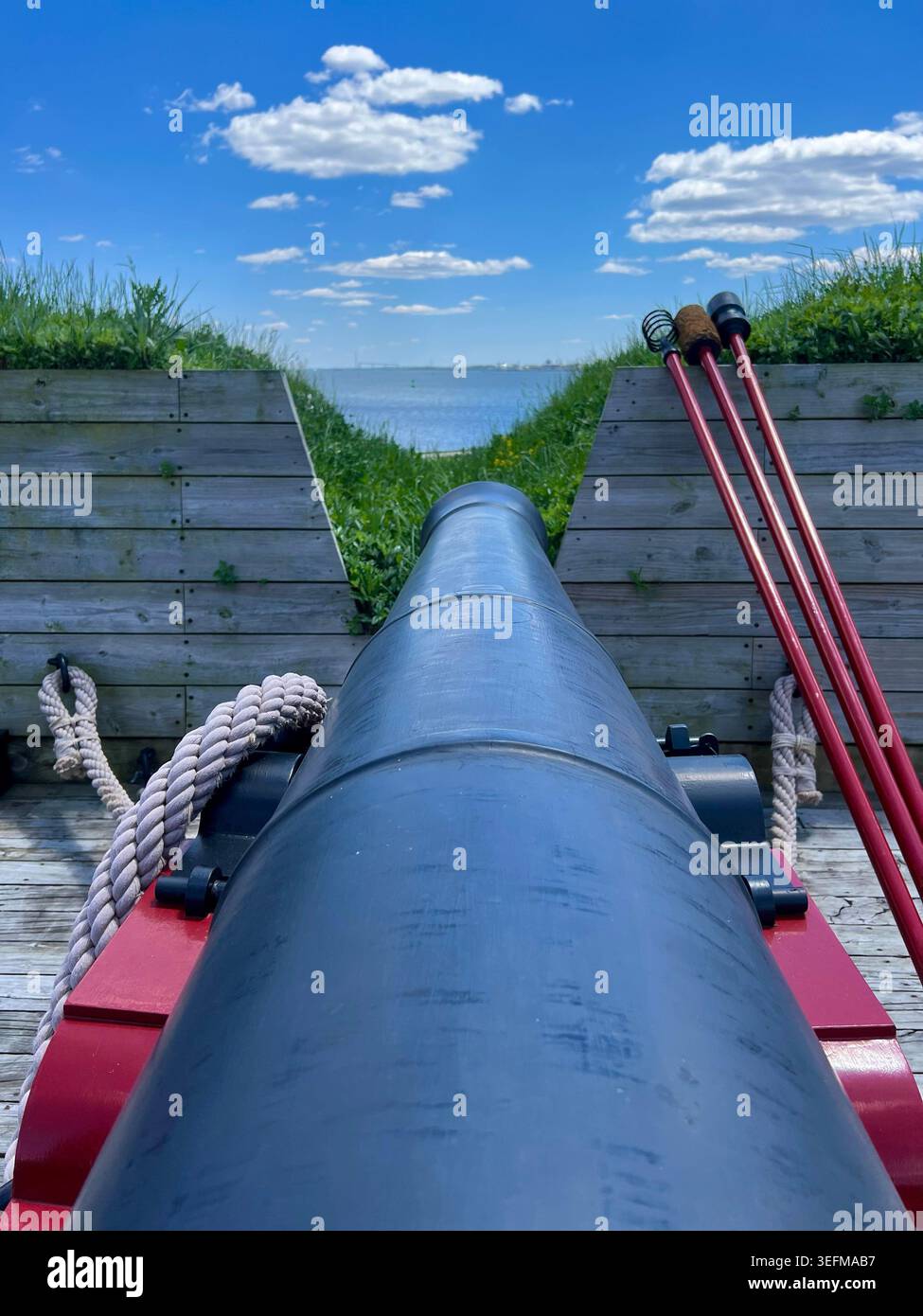 Una postazione di cannoni si trova a Fort McHenry, uno storico forte pentagonale costiero americano costruito nel 1798 a Locust Point a Baltimora, Maryland. - Immagine stock catturata con smartphone