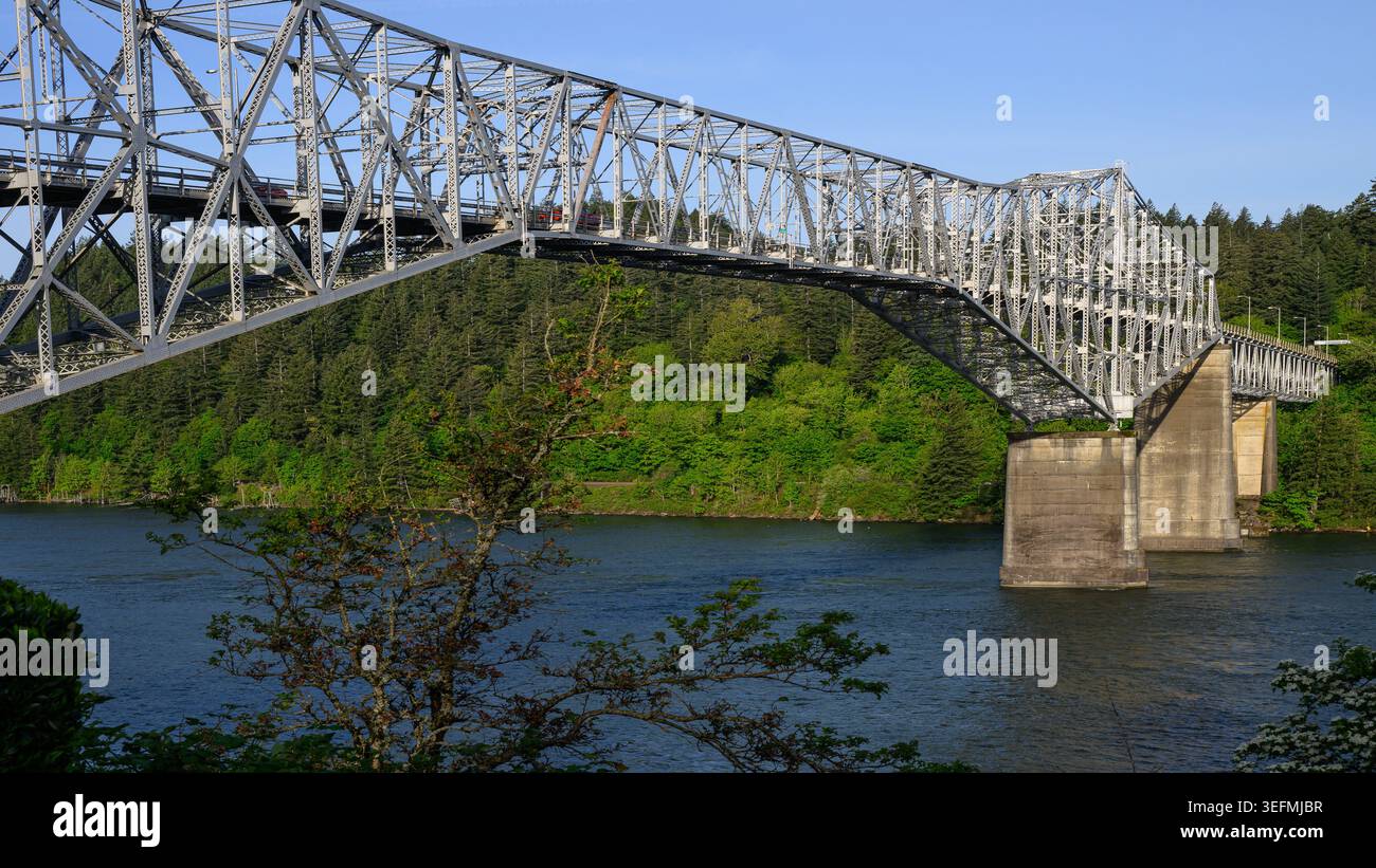 Bridge of the Gods che collega l'Oregon e lo stato di Washington sulla gola del fiume Columbia nel Pacifico nord-occidentale Foto Stock