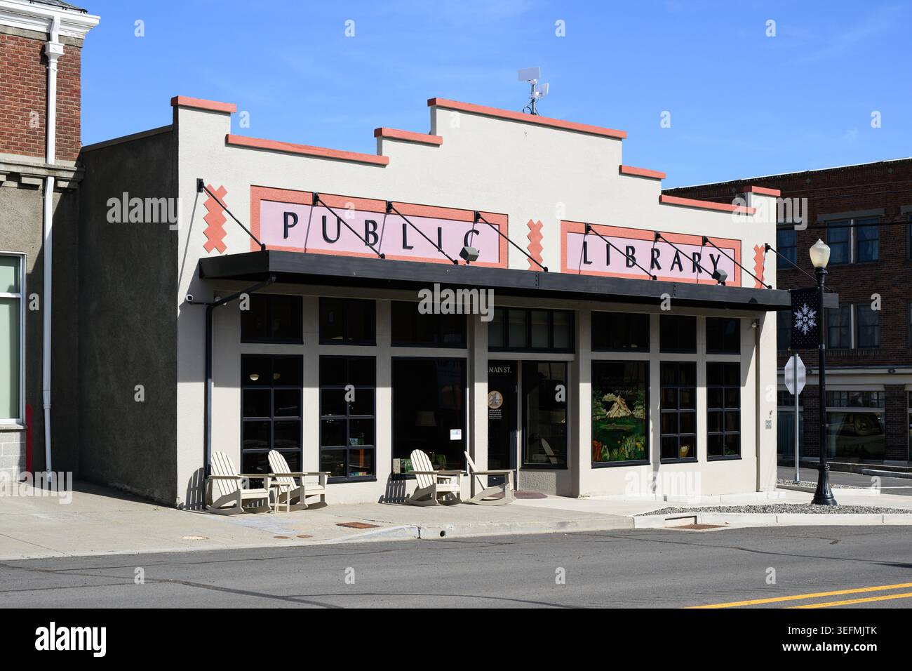 Condon, OR, USA - 30 aprile 2026; Gilliam County Public Library sulla Main Street nel centro di Condon, Oregon, con segnaletica Foto Stock