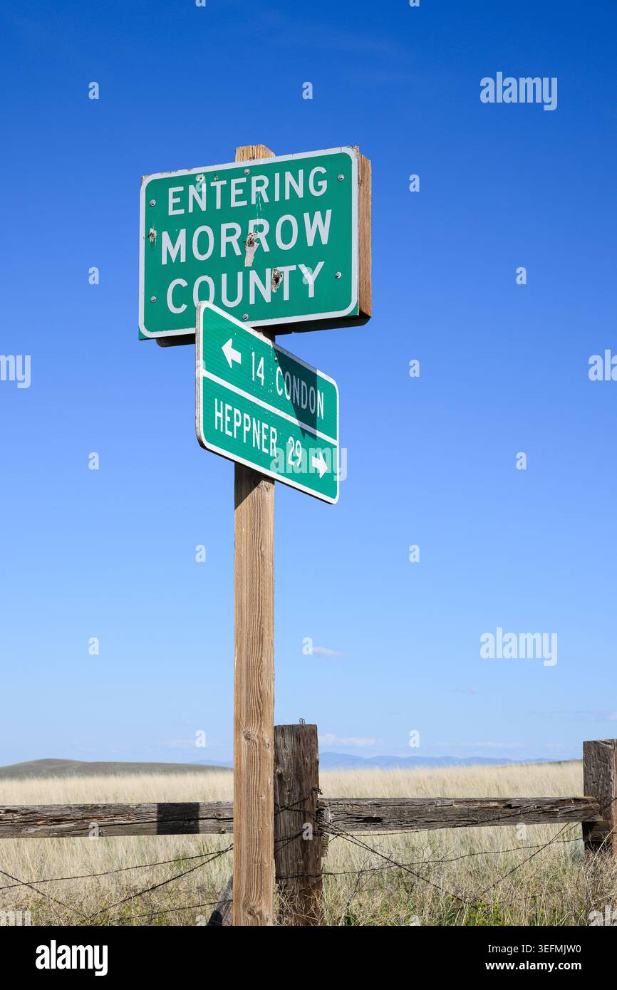 Entrando nel cartello della contea di Morrow tra Condon e Heppner sulla Oregon Route 206 sulla linea della contea di Gilliam Foto Stock