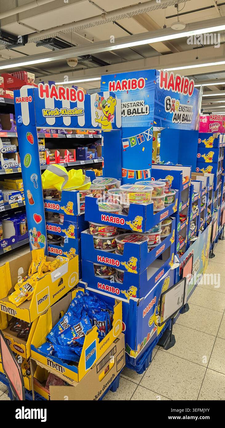 Nussdorf, Germania - 15 maggio 2026. Lo stand con Haribo, M e MS in un supermercato Kaufland con la promozione della Coppa del mondo FIFA 2026. Foto Stock