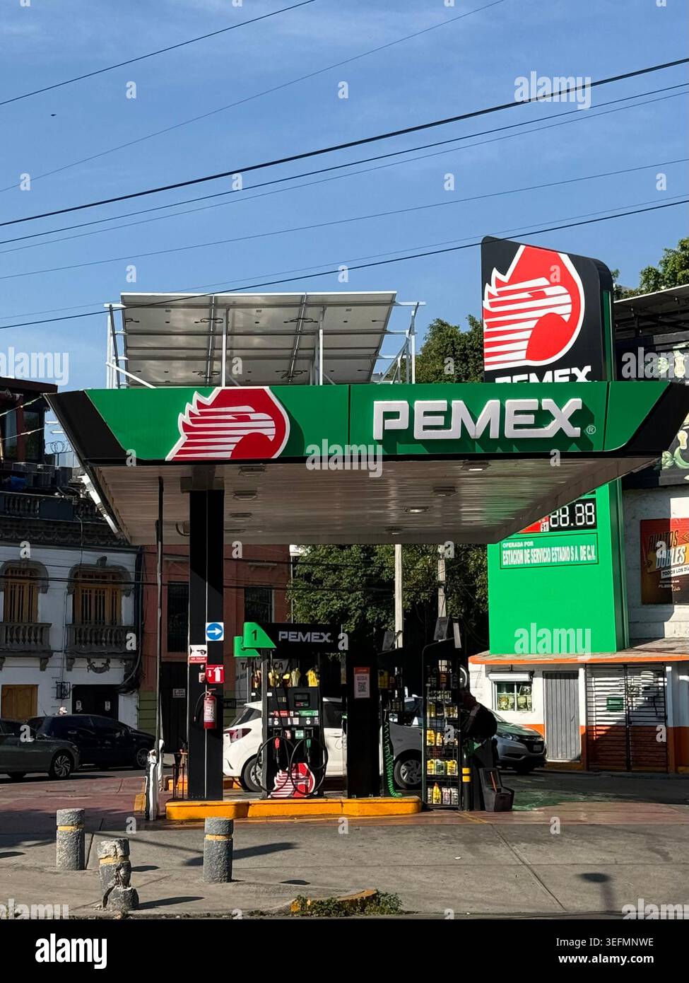 Un distributore di benzina Pemex in una strada cittadina a città del Messico, Messico Foto Stock