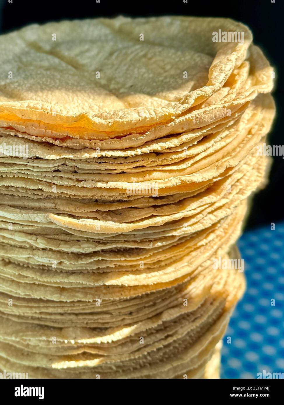 Primo piano di una pila di tortillas di mais fresche in un tortillería a città del Messico, Messico - Immagine stock catturata con smartphone