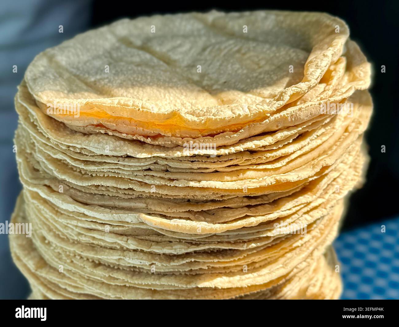 Primo piano di una pila di tortillas di mais fresche in un tortillería a città del Messico, Messico - Immagine stock catturata con smartphone