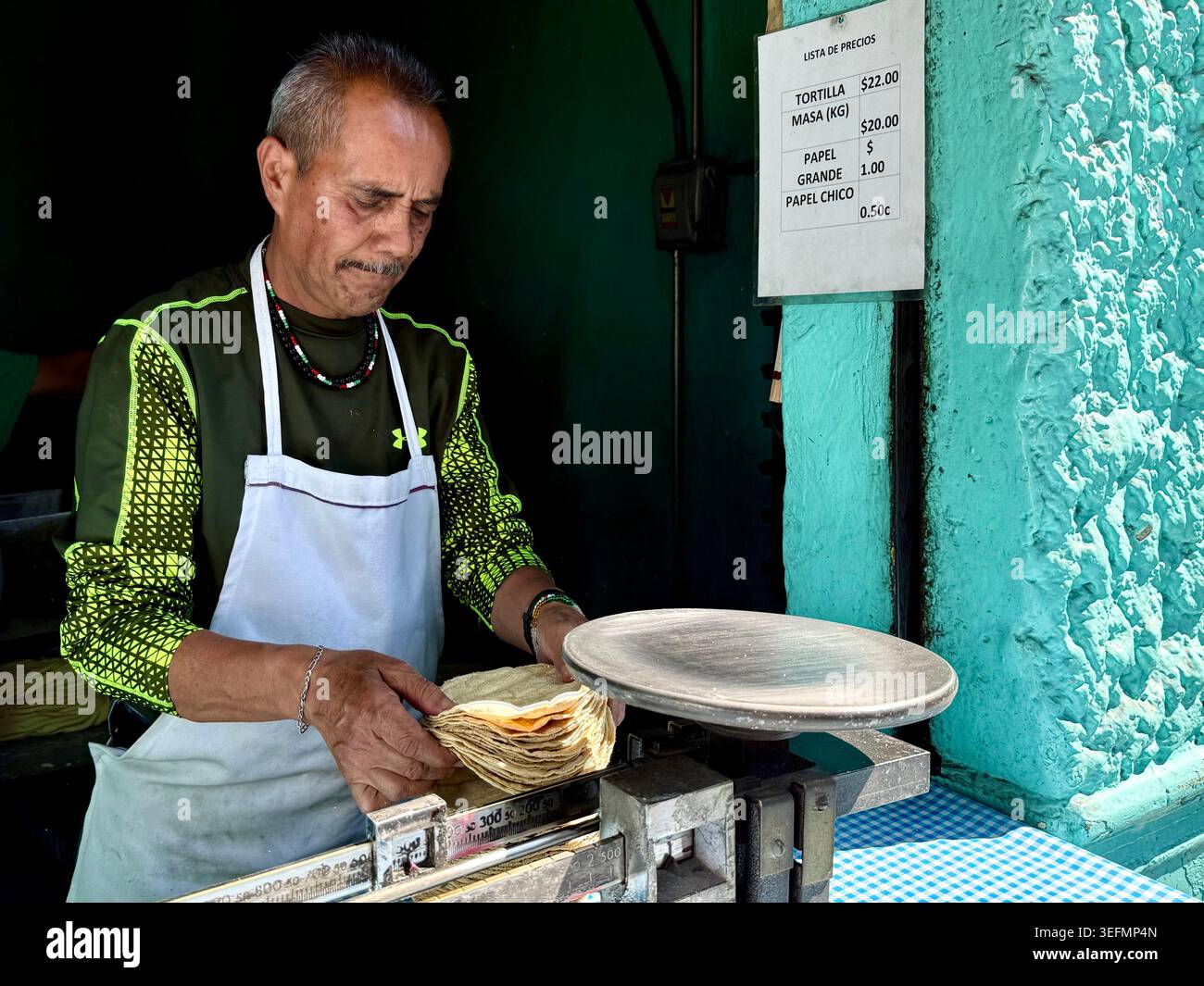 Città del Messico, CDMX, Messico, cibo messicano, tortillas, tortillas di mais, tortillas fresche, tortilleria, tortilla shop, venditore di tortilla, fornitore di cibo, messicano - Immagine stock catturata con smartphone
