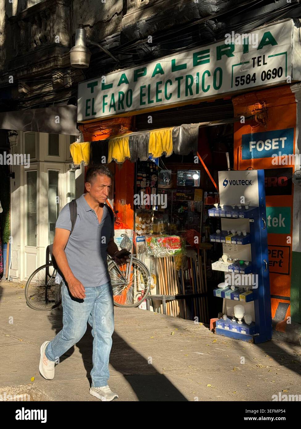 Una passeggiata pedonale accanto a un piccolo negozio di quartiere in Avenida Álvaro Obregón a Roma Norte, città del Messico Foto Stock