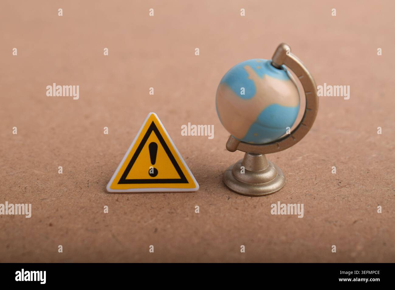 Segnale di avvertimento accanto al modello globale, che simboleggia l'allerta al rischio globale, la crisi internazionale, l'instabilità economica, la tensione geopolitica e l'uncert mondiale Foto Stock