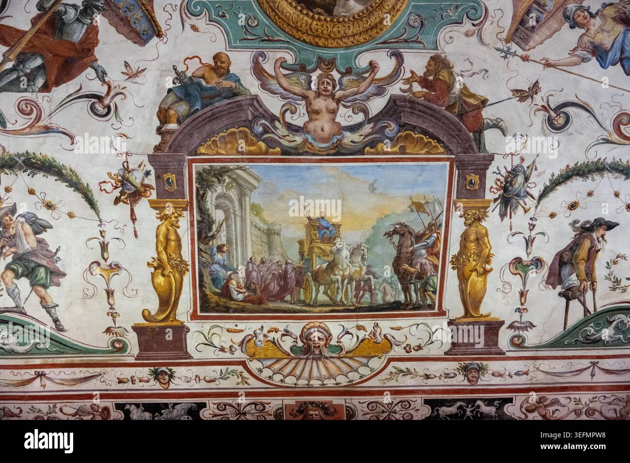 Firenze, Italia - 17 settembre 24: Decorazioni colorate con pareti affrescate con figure allegoriche e scene incorniciate all'interno delle gallerie degli Uffizi, Firenze, Toscana, Foto Stock