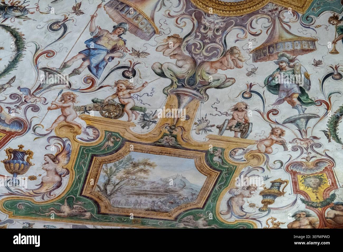 Firenze, Italia - 17 settembre 24: Soffitto decorativo dipinto con scrolatura barocca, figure e paesaggio incorniciato nelle gallerie degli Uffizi, Firenze, Tusc Foto Stock