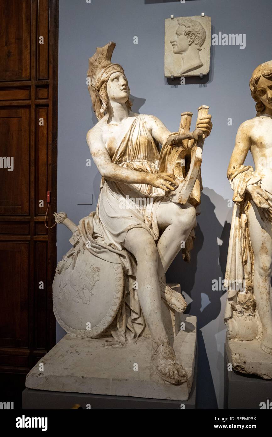 Firenze, Italia - 17 settembre 24: Fotografia di una statua seduta in stile classico con casco e scudo in mostra alla Galleria dell'Accademia di Firenze Foto Stock