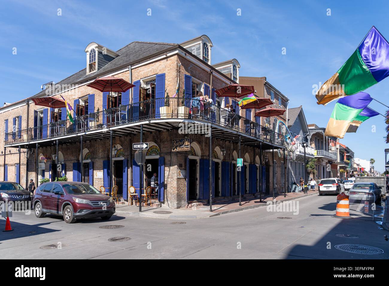 Bourbon Pub and Parade all'angolo tra Bourbon Street e St Ann Street nel quartiere francese di New Orleans, Louisiana, Stati Uniti. Foto Stock