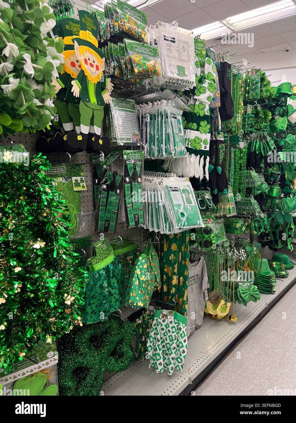 Toronto, Canada - 26 settembre 2025: Scintillanti rocce verdi e eleganti decorazioni Foto Stock