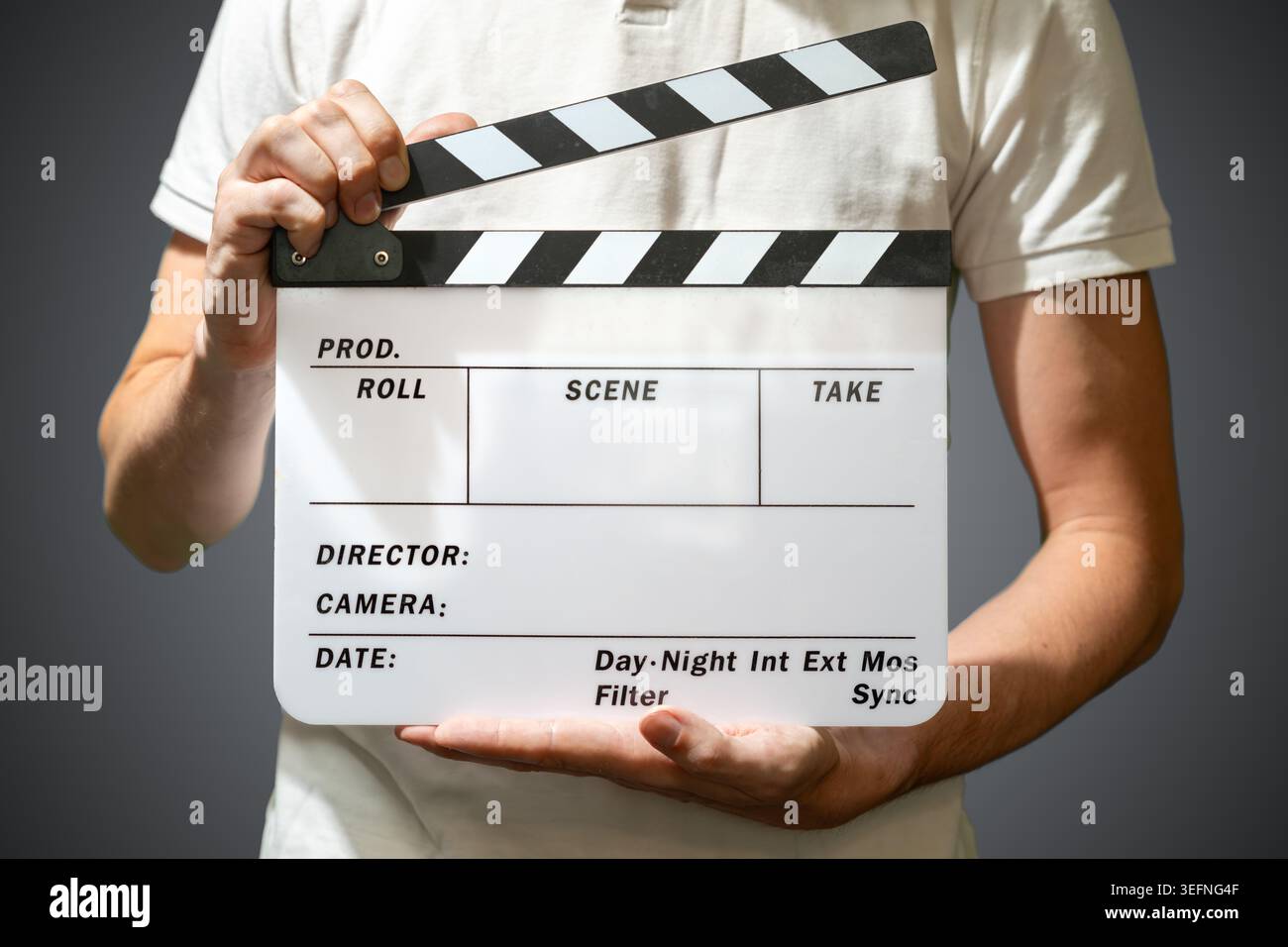 L'uomo tiene in mano il clapperboard del film. Concetto di cinema e industria cinematografica. Foto Stock