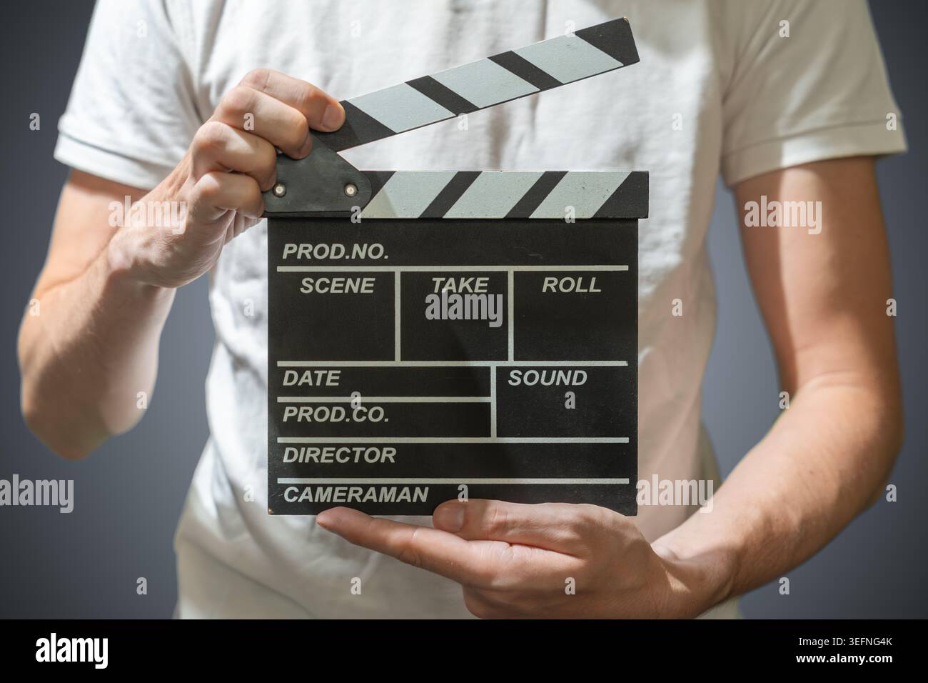 L'uomo ha davanti a sé una lavagna per il film. Concetto cinematografico e cinematografico. Foto Stock