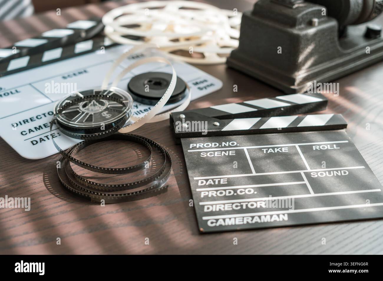 Tabellone per film e pellicola su un tavolo di legno. Concetto di produzione cinematografica e cinematografia. Foto Stock