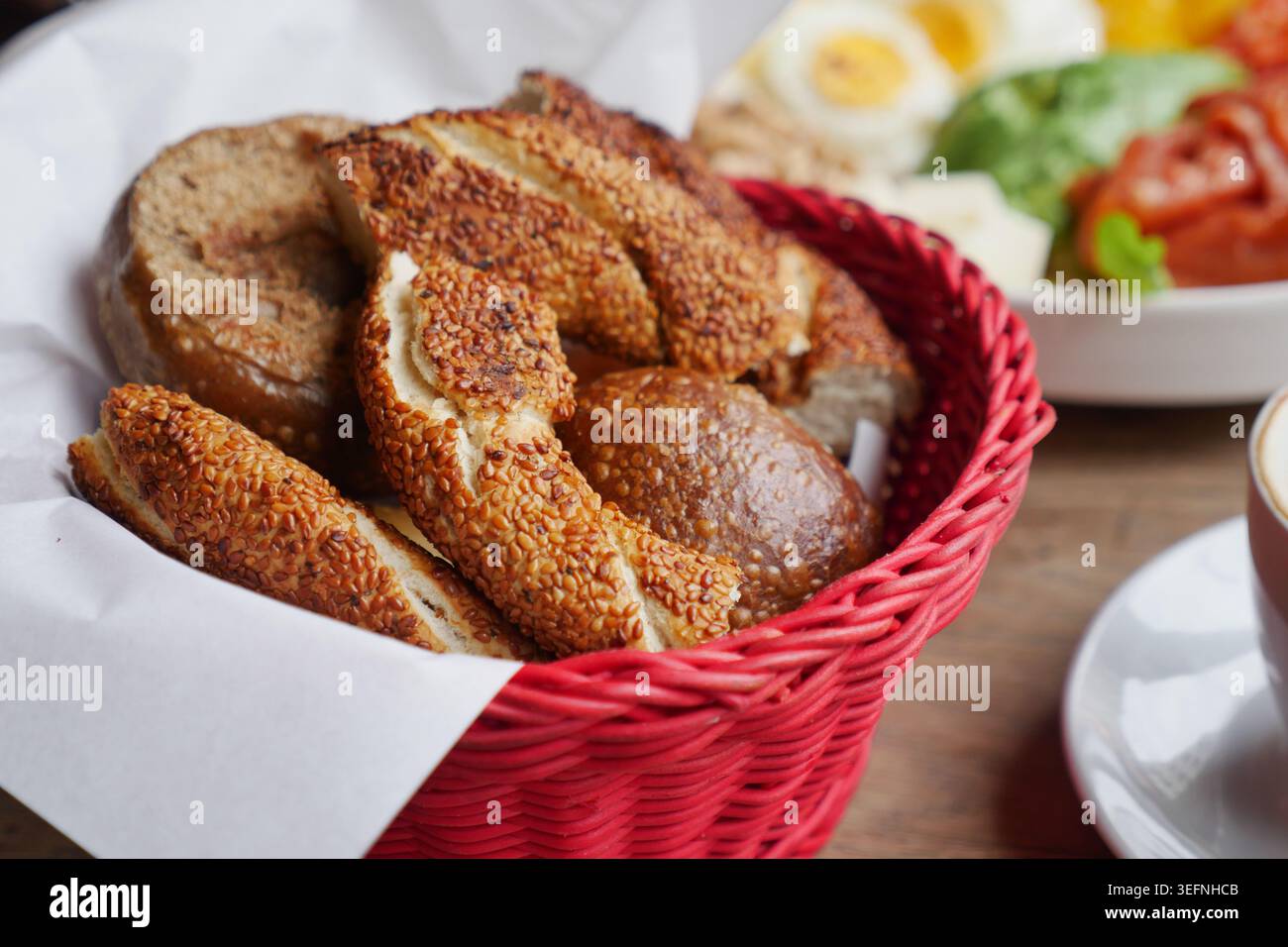 Pane appena sfornato servito in un cestino rosso in un ristorante Foto Stock