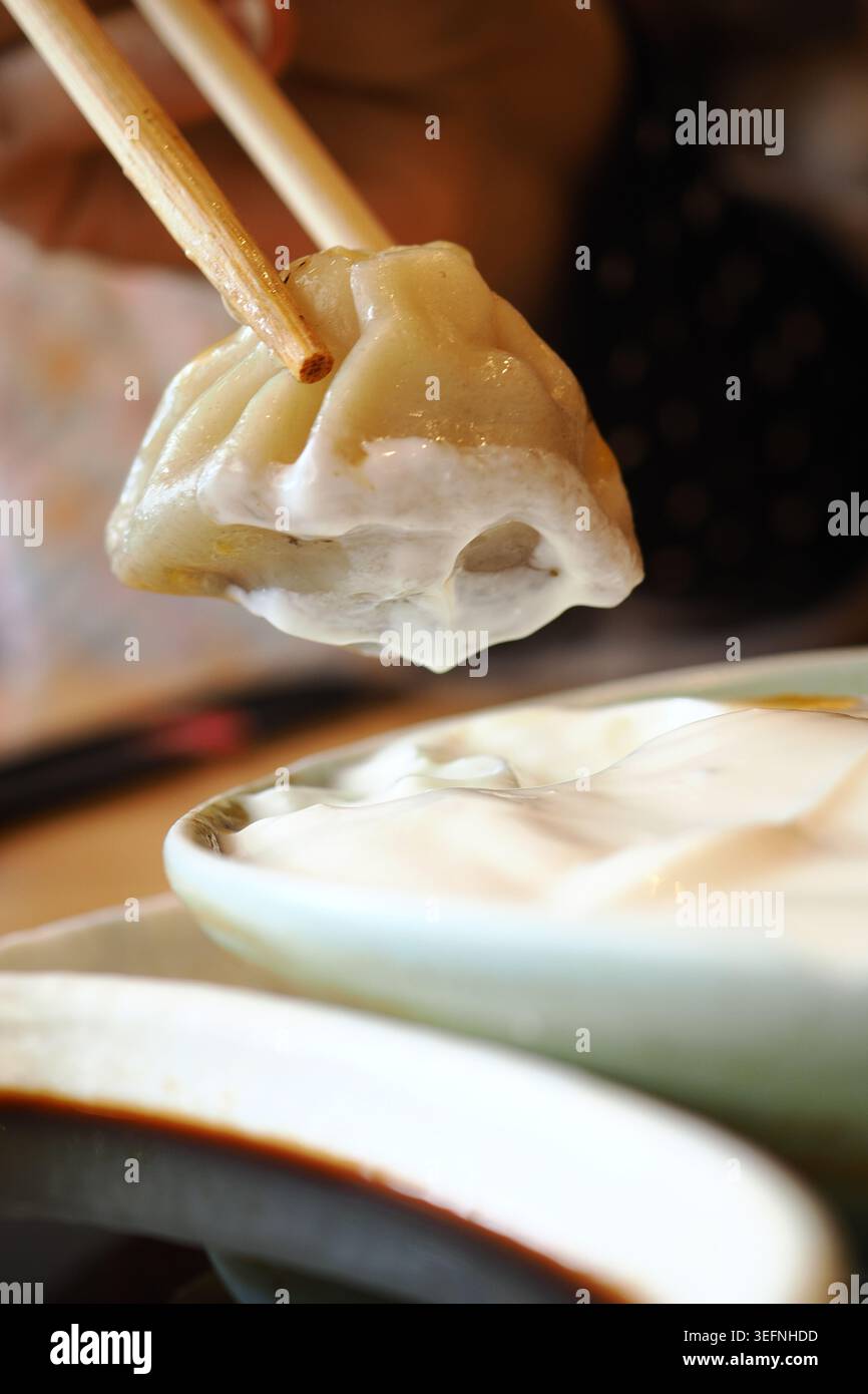 Deliziosi gnocchi serviti con salsa in un ristorante Foto Stock