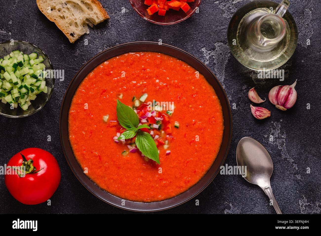 Zuppa di gazpacho. Tradizionale zuppa di pomodoro fredda spagnola di verdure fresche crude, vista dall'alto. Foto Stock