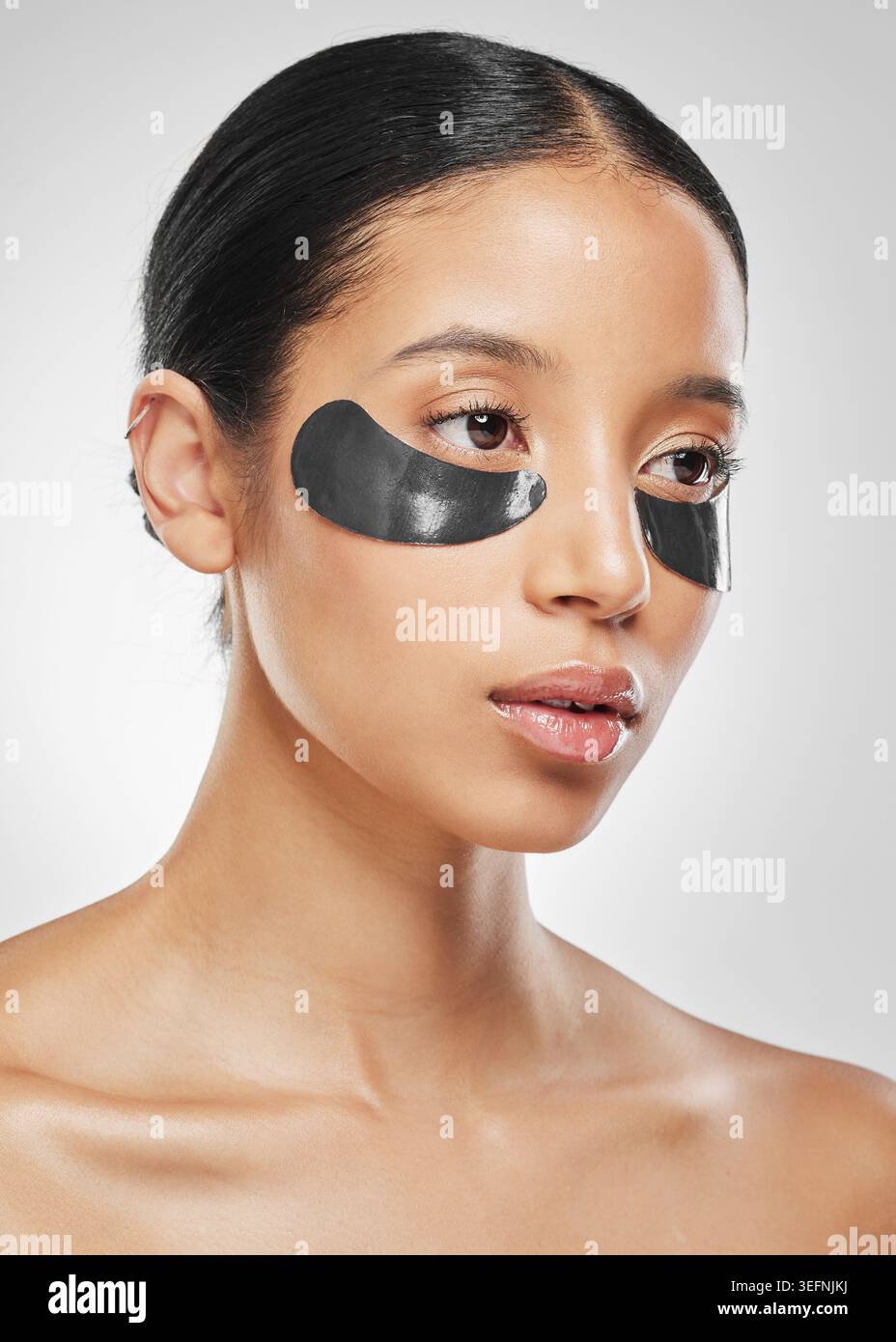 Donna, cura della pelle e maschera per gli occhi in studio con bellezza, benefici dell'acido ialuronico e riduzione dei cerchi scuri. Persona, pensiero e collagene Foto Stock