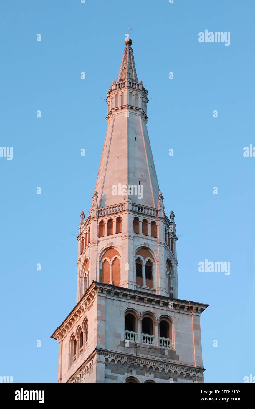 Torre Ghirlandina, Modena, Emilia, Italia, patrimonio dell'umanità dell'UNESCO, guglia torre nel cielo blu Foto Stock