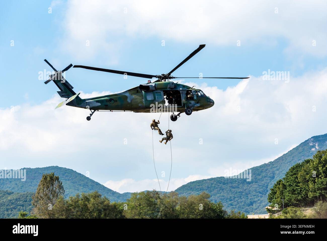 Soldati delle forze speciali coreane e statunitensi che dimostrano operazioni antiterrorismo al Ground Forces Festival, Gyeryong, Corea del Sud Foto Stock